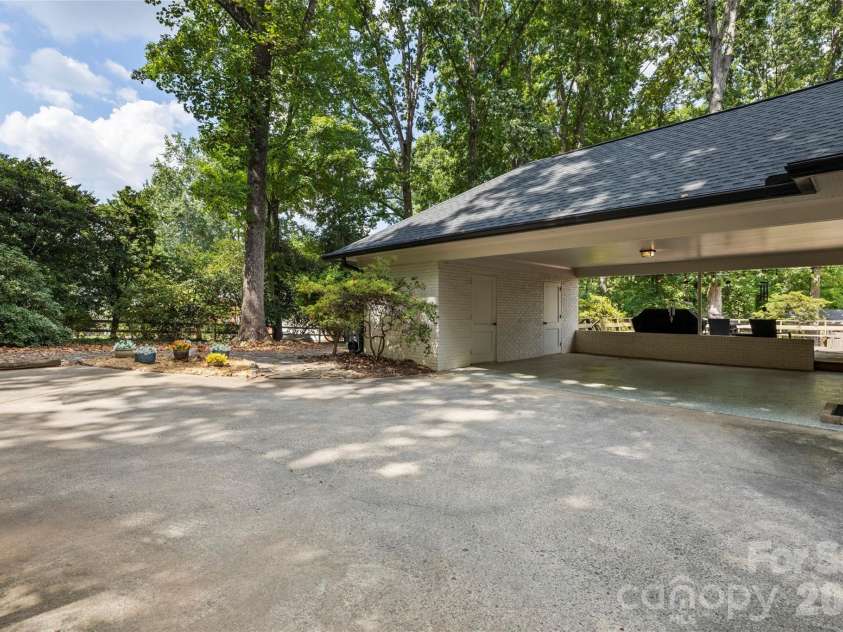 1009 Bearmore Drive, Charlotte, NC 28211.  MLS# CAR4421077, YatesRealty ID 49368. 
