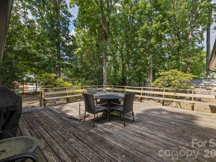 1009 Bearmore Drive, Charlotte, NC 28211.  MLS# CAR4421077, YatesRealty ID 49368. 