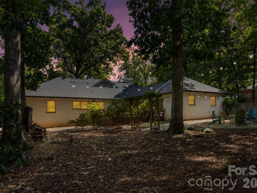 1009 Bearmore Drive, Charlotte, NC 28211.  MLS# CAR4421077, YatesRealty ID 49368. 