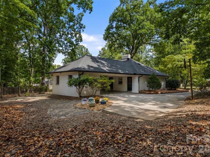 1009 Bearmore Drive, Charlotte, NC 28211.  MLS# CAR4421077, YatesRealty ID 49368. 