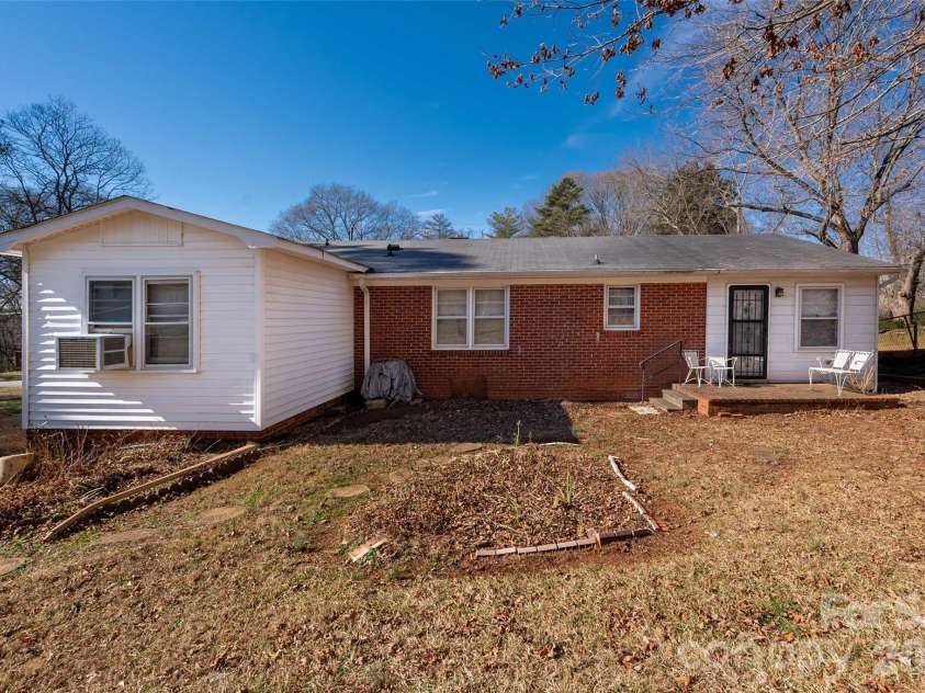 1631 Lincoln Drive, Shelby, NC 28152.  MLS# CAR4338674, YatesRealty ID 4937. 