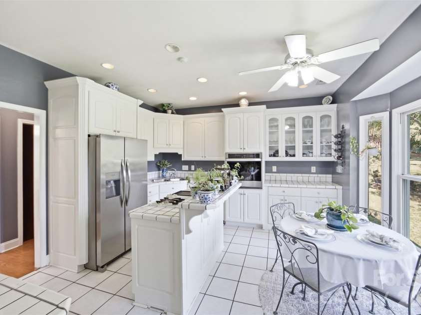 401 Armstrong Drive, Belmont, NC 28012.  MLS# CAR4420913, YatesRealty ID 49372. Kitchen with breakfast bar and breakfast area.