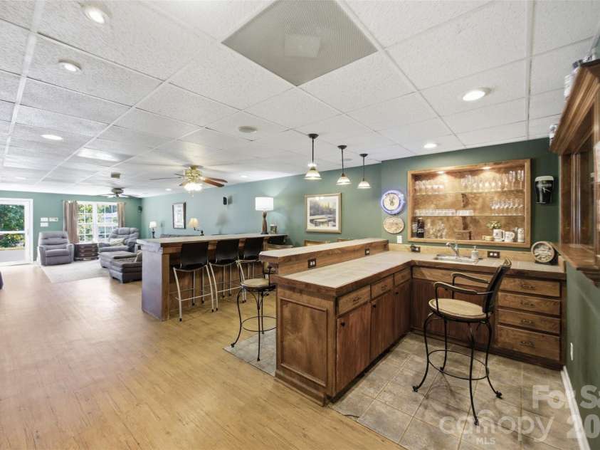 401 Armstrong Drive, Belmont, NC 28012.  MLS# CAR4420913, YatesRealty ID 49372. Wet bar area