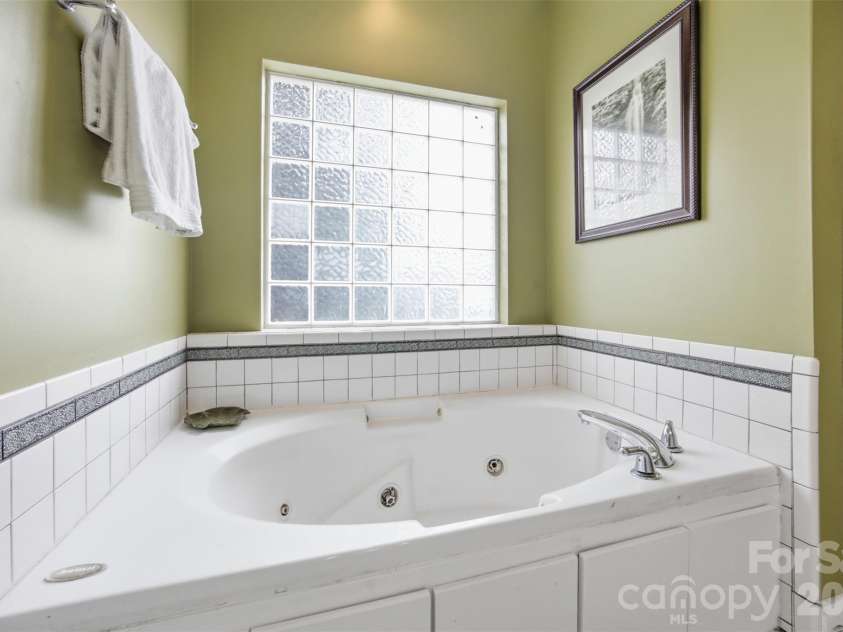 401 Armstrong Drive, Belmont, NC 28012.  MLS# CAR4420913, YatesRealty ID 49372. Whirlpool in Primary bath