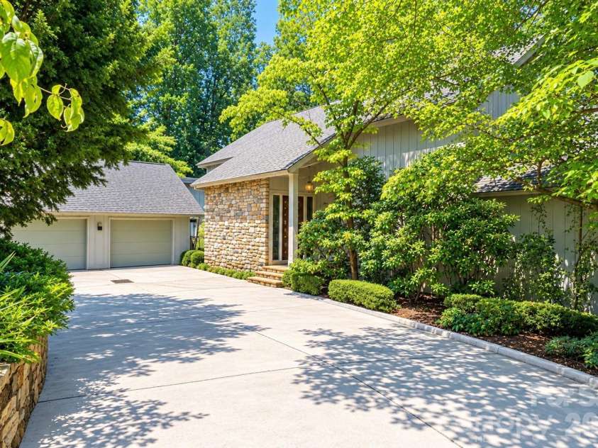 955 19th Avenue, Hickory, NC 28601.  MLS# CAR4420460, YatesRealty ID 49373. 
