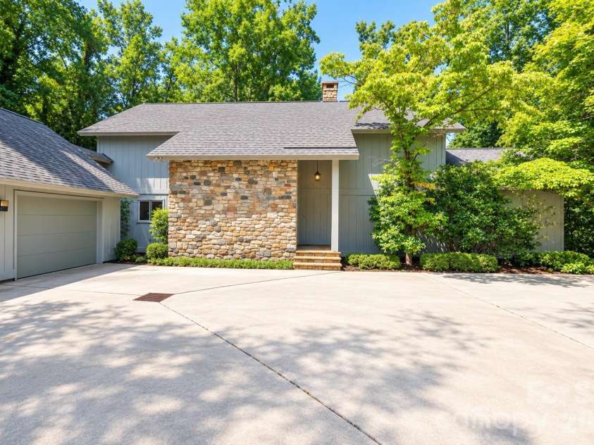 955 19th Avenue, Hickory, NC 28601.  MLS# CAR4420460, YatesRealty ID 49373. 