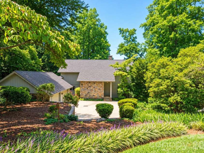 955 19th Avenue, Hickory, NC 28601.  MLS# CAR4420460, YatesRealty ID 49373. 
