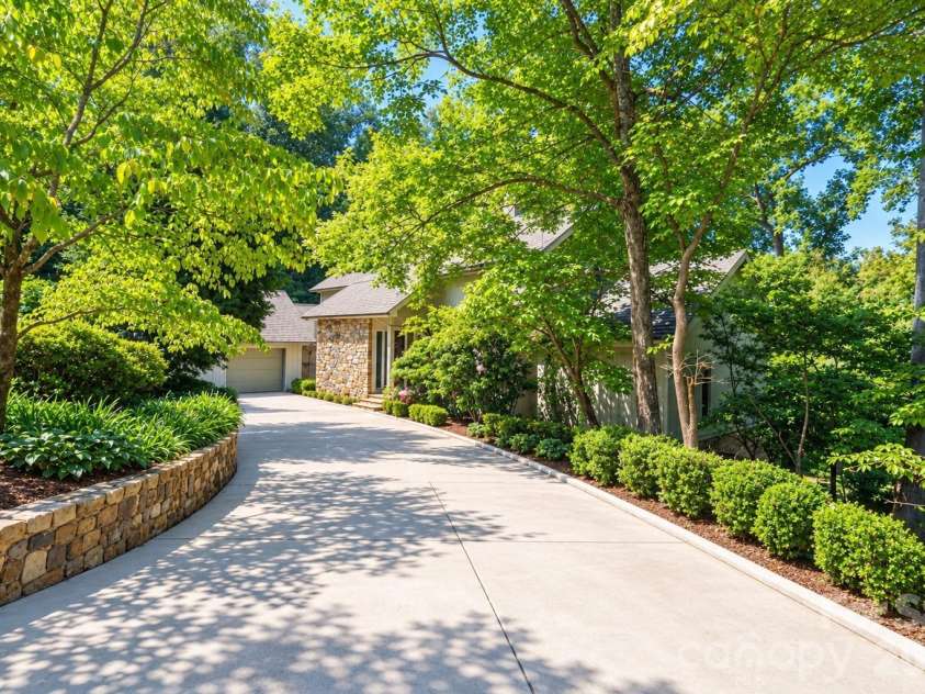 955 19th Avenue, Hickory, NC 28601.  MLS# CAR4420460, YatesRealty ID 49373. 