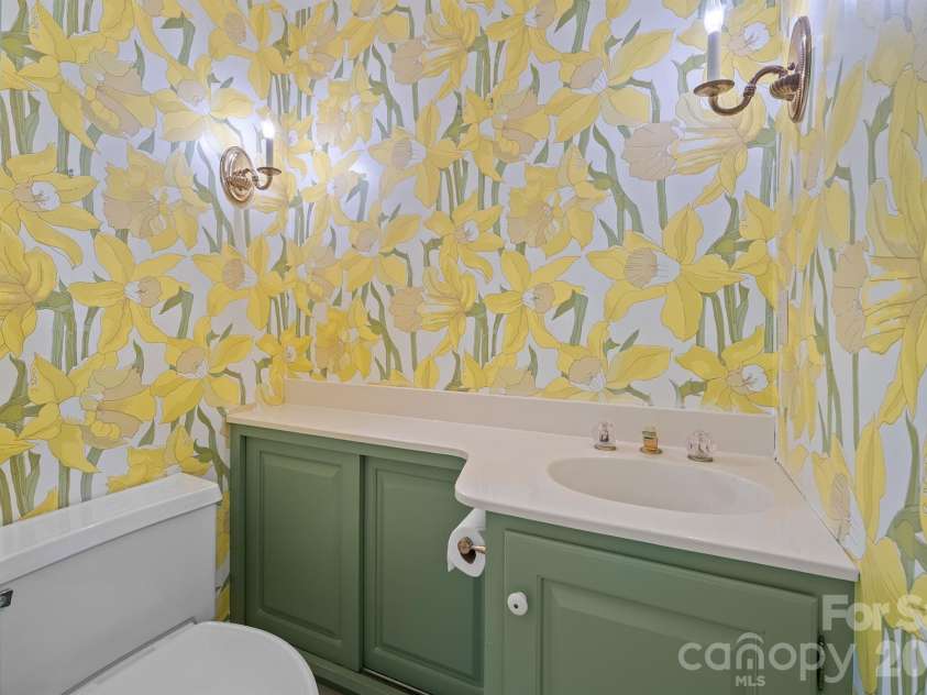 955 19th Avenue, Hickory, NC 28601.  MLS# CAR4420460, YatesRealty ID 49373. 
