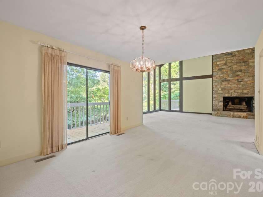 955 19th Avenue, Hickory, NC 28601.  MLS# CAR4420460, YatesRealty ID 49373. 