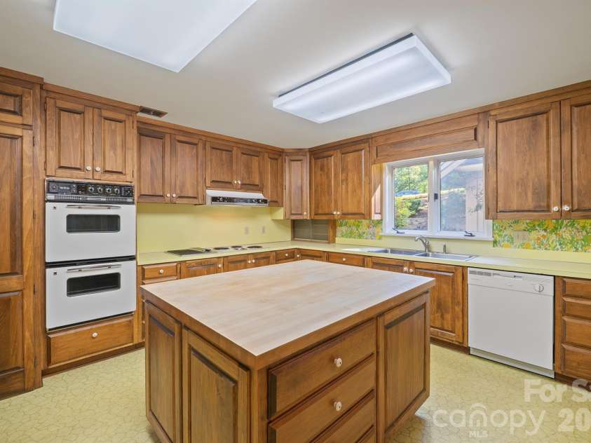 955 19th Avenue, Hickory, NC 28601.  MLS# CAR4420460, YatesRealty ID 49373. 