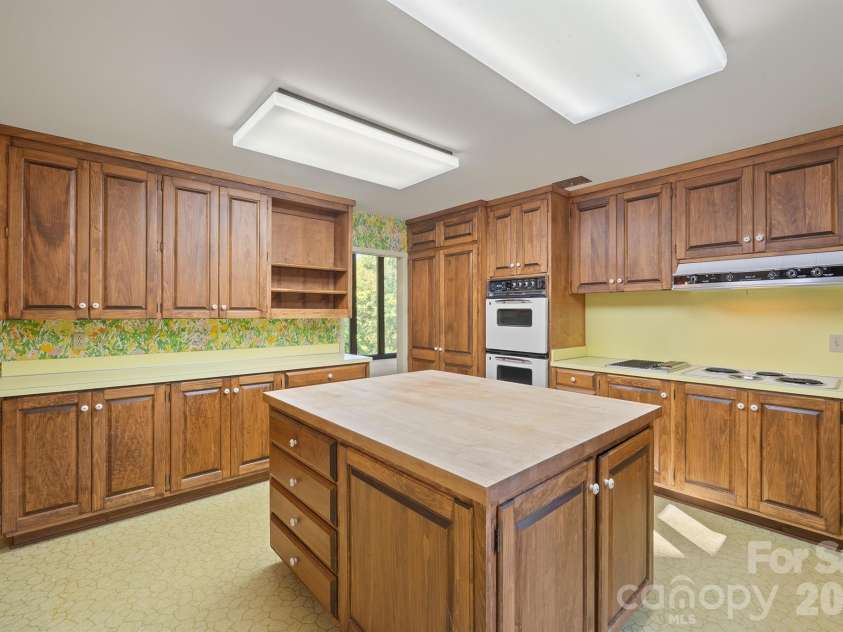 955 19th Avenue, Hickory, NC 28601.  MLS# CAR4420460, YatesRealty ID 49373. 