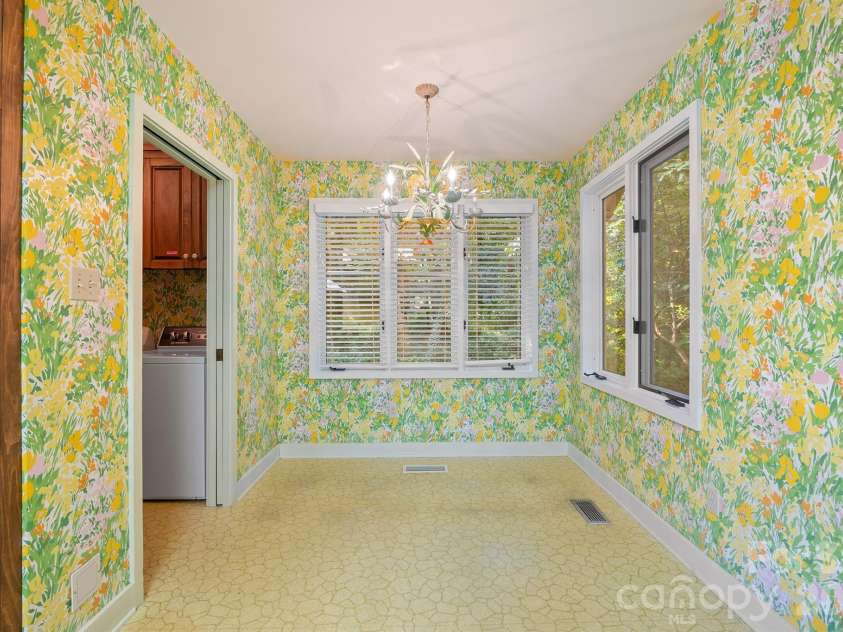 955 19th Avenue, Hickory, NC 28601.  MLS# CAR4420460, YatesRealty ID 49373. 