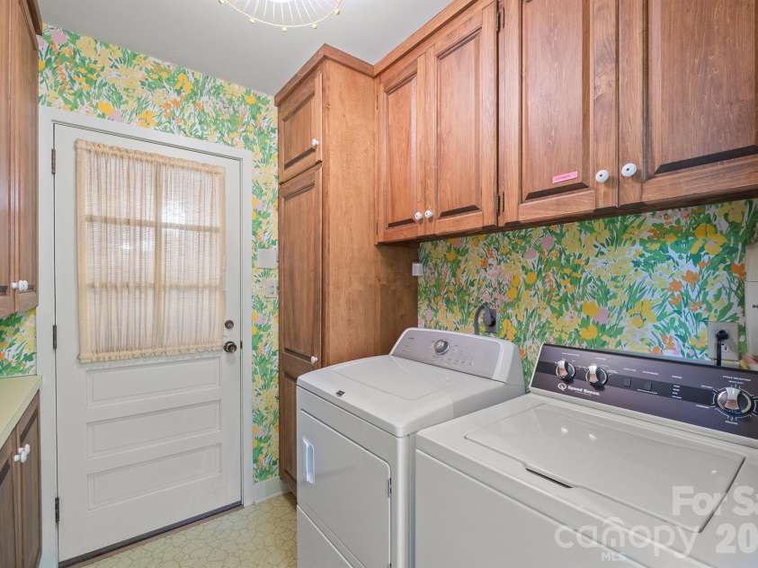 955 19th Avenue, Hickory, NC 28601.  MLS# CAR4420460, YatesRealty ID 49373. 