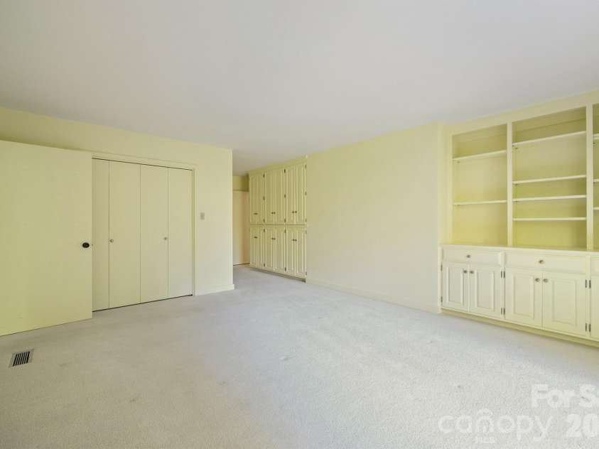 955 19th Avenue, Hickory, NC 28601.  MLS# CAR4420460, YatesRealty ID 49373. 