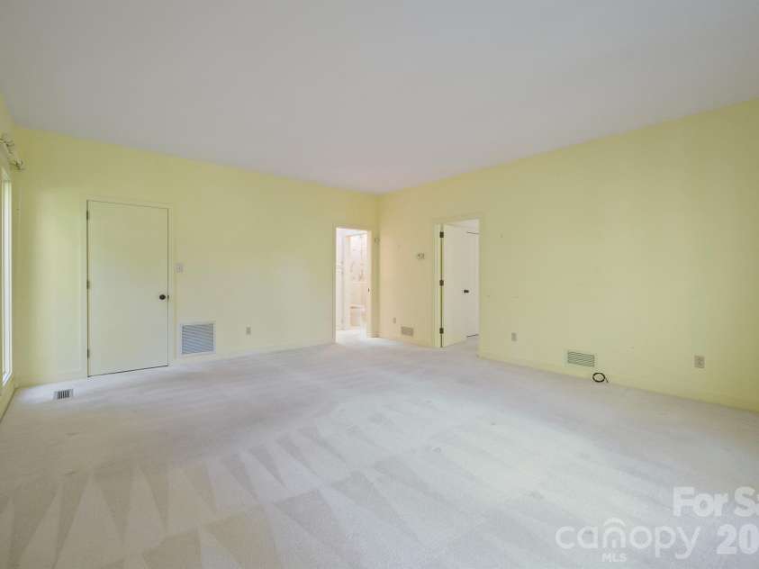 955 19th Avenue, Hickory, NC 28601.  MLS# CAR4420460, YatesRealty ID 49373. 