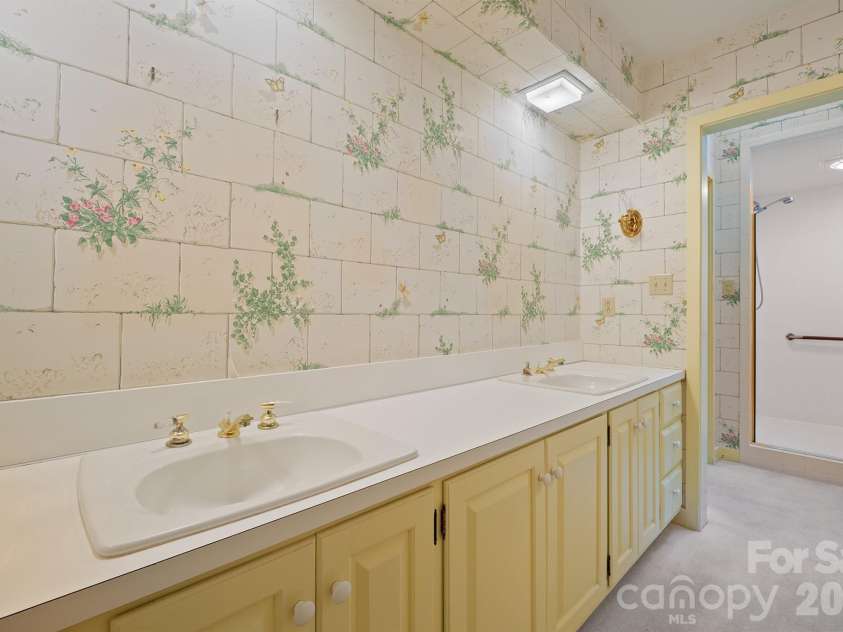 955 19th Avenue, Hickory, NC 28601.  MLS# CAR4420460, YatesRealty ID 49373. 