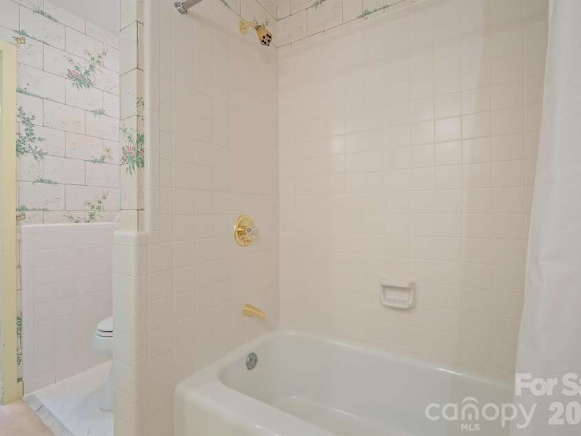 955 19th Avenue, Hickory, NC 28601.  MLS# CAR4420460, YatesRealty ID 49373. 
