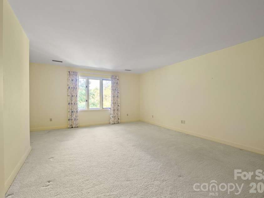 955 19th Avenue, Hickory, NC 28601.  MLS# CAR4420460, YatesRealty ID 49373. 