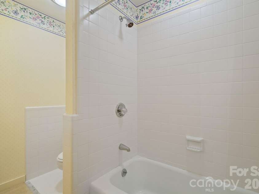 955 19th Avenue, Hickory, NC 28601.  MLS# CAR4420460, YatesRealty ID 49373. 
