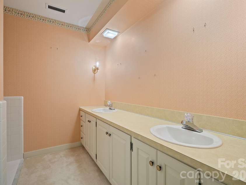 955 19th Avenue, Hickory, NC 28601.  MLS# CAR4420460, YatesRealty ID 49373. 