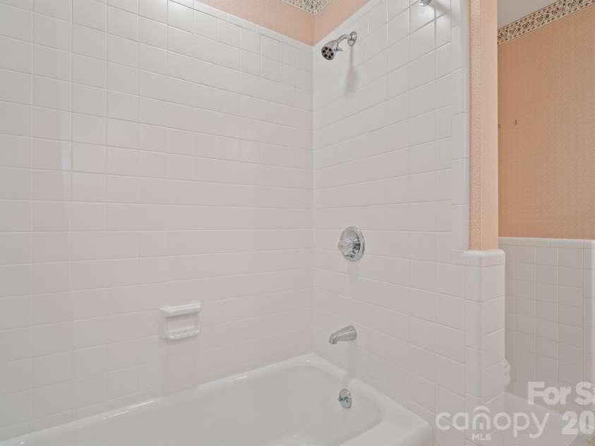 955 19th Avenue, Hickory, NC 28601.  MLS# CAR4420460, YatesRealty ID 49373. 
