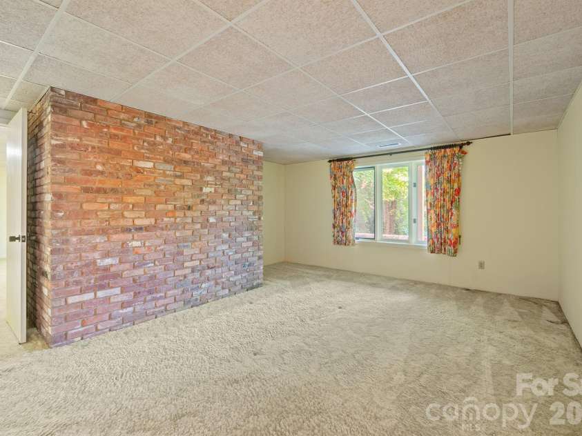 955 19th Avenue, Hickory, NC 28601.  MLS# CAR4420460, YatesRealty ID 49373. 