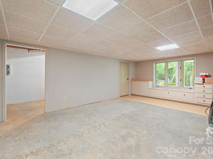 955 19th Avenue, Hickory, NC 28601.  MLS# CAR4420460, YatesRealty ID 49373. 