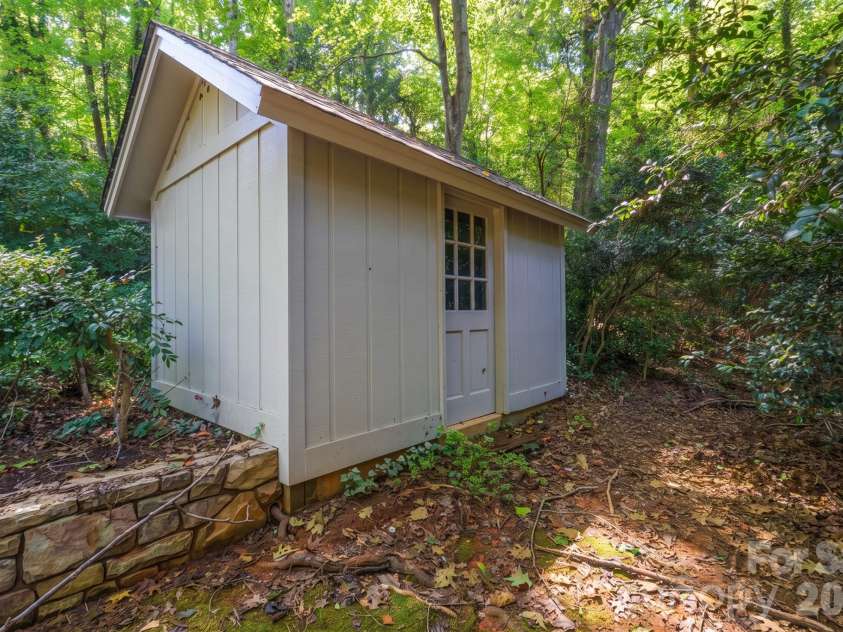 955 19th Avenue, Hickory, NC 28601.  MLS# CAR4420460, YatesRealty ID 49373. 