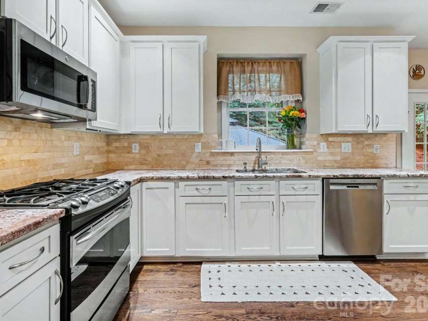 1924 DeArmon Drive, Charlotte, NC 28205.  MLS# CAR4419940, YatesRealty ID 49377. 
