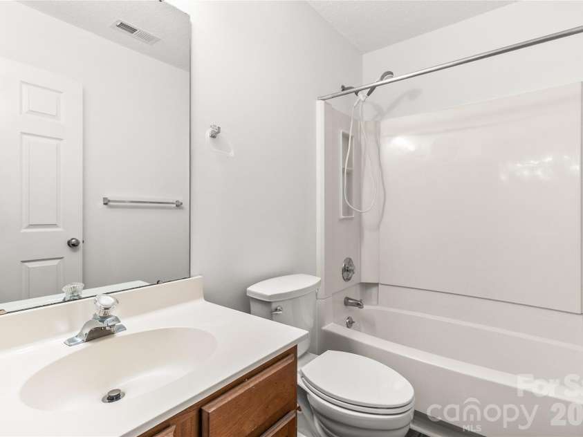 739 Oakbluff Circle, Charlotte, NC 28216.  MLS# CAR4416237, YatesRealty ID 49388. 2nd full bathroom