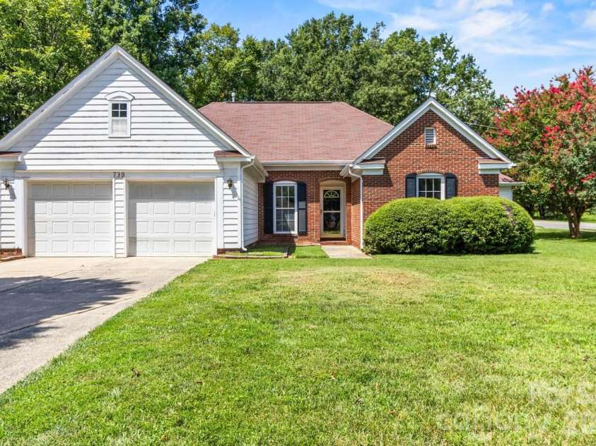 739 Oakbluff Circle, Charlotte, NC 28216.  MLS# CAR4416237, YatesRealty ID 49388. 
