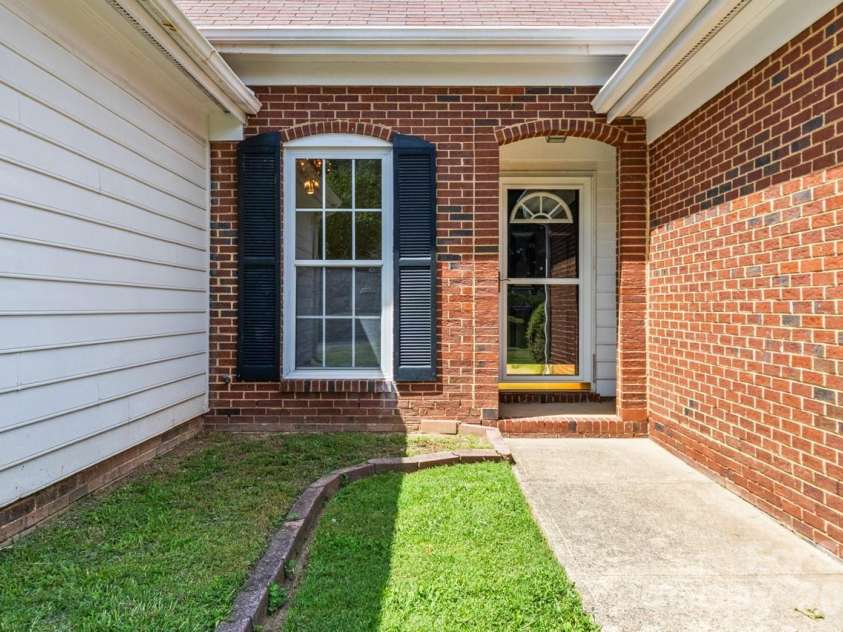 739 Oakbluff Circle, Charlotte, NC 28216.  MLS# CAR4416237, YatesRealty ID 49388. 