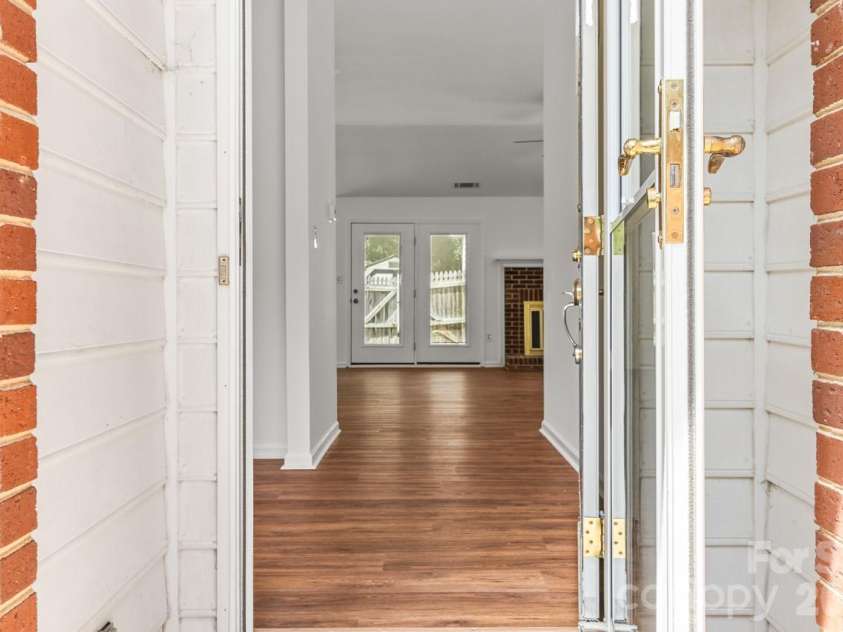 739 Oakbluff Circle, Charlotte, NC 28216.  MLS# CAR4416237, YatesRealty ID 49388. 