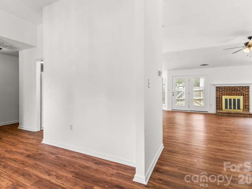 739 Oakbluff Circle, Charlotte, NC 28216.  MLS# CAR4416237, YatesRealty ID 49388. 