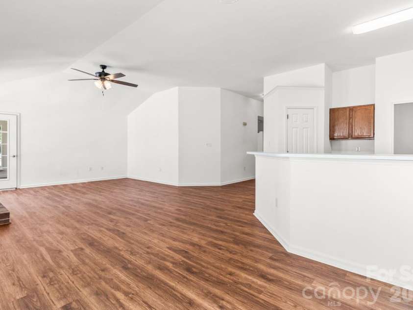 739 Oakbluff Circle, Charlotte, NC 28216.  MLS# CAR4416237, YatesRealty ID 49388. 