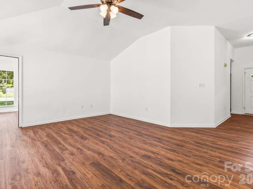 739 Oakbluff Circle, Charlotte, NC 28216.  MLS# CAR4416237, YatesRealty ID 49388. 