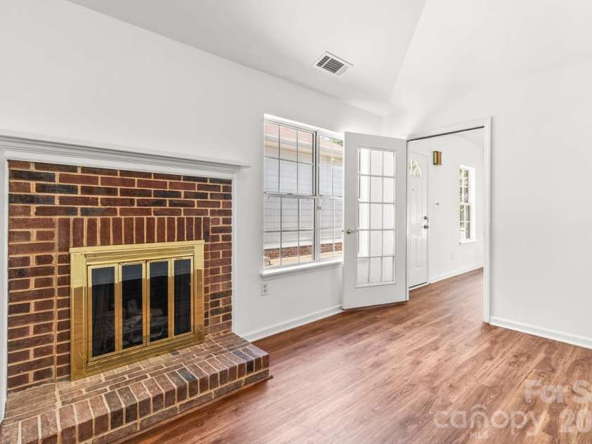 739 Oakbluff Circle, Charlotte, NC 28216.  MLS# CAR4416237, YatesRealty ID 49388. 
