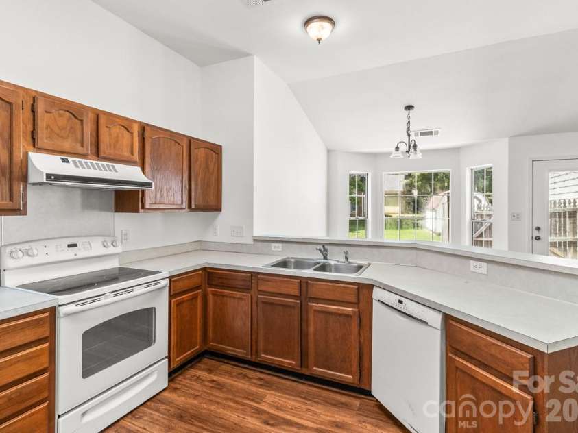 739 Oakbluff Circle, Charlotte, NC 28216.  MLS# CAR4416237, YatesRealty ID 49388. 