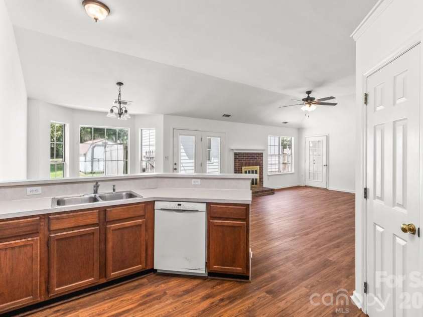 739 Oakbluff Circle, Charlotte, NC 28216.  MLS# CAR4416237, YatesRealty ID 49388. 