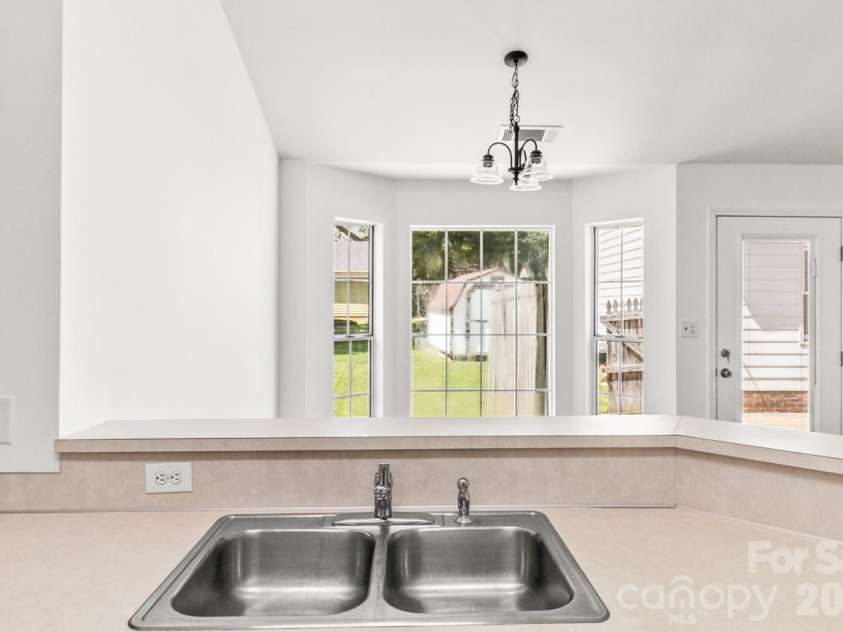 739 Oakbluff Circle, Charlotte, NC 28216.  MLS# CAR4416237, YatesRealty ID 49388. 