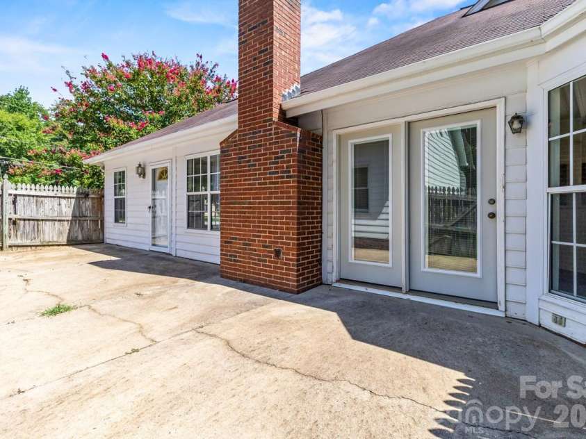 739 Oakbluff Circle, Charlotte, NC 28216.  MLS# CAR4416237, YatesRealty ID 49388. 
