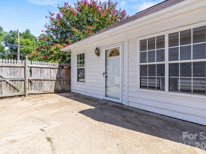 739 Oakbluff Circle, Charlotte, NC 28216.  MLS# CAR4416237, YatesRealty ID 49388. 