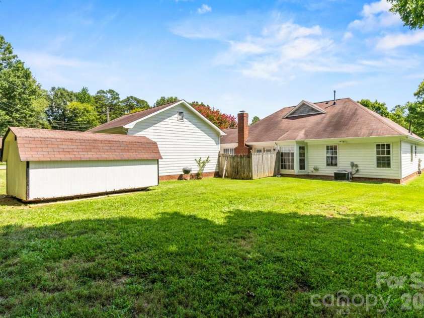 739 Oakbluff Circle, Charlotte, NC 28216.  MLS# CAR4416237, YatesRealty ID 49388. 