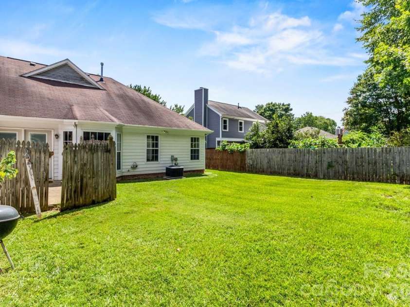 739 Oakbluff Circle, Charlotte, NC 28216.  MLS# CAR4416237, YatesRealty ID 49388. 