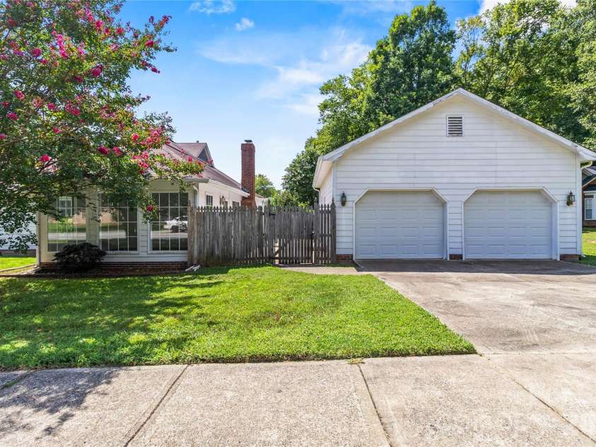739 Oakbluff Circle, Charlotte, NC 28216.  MLS# CAR4416237, YatesRealty ID 49388. Additional Detached 2-car garage