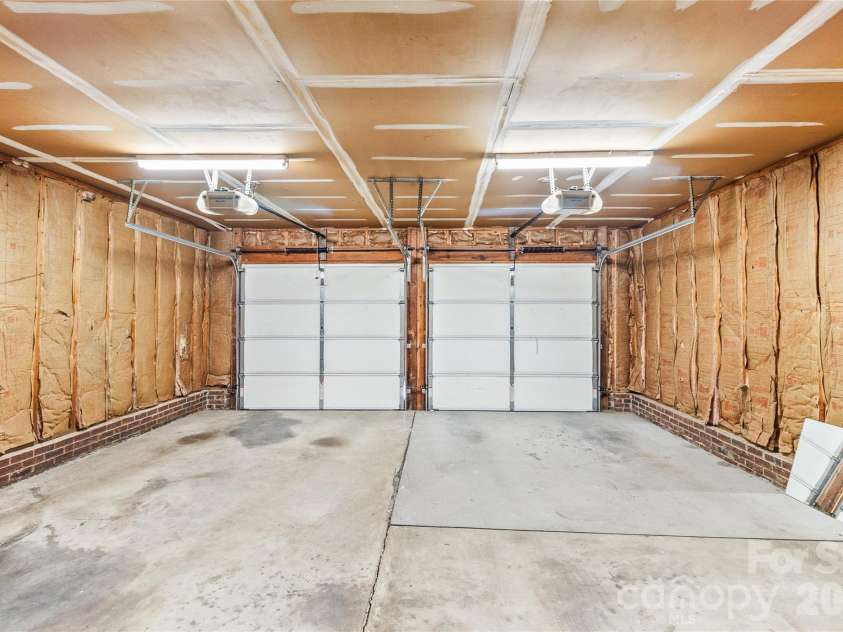 739 Oakbluff Circle, Charlotte, NC 28216.  MLS# CAR4416237, YatesRealty ID 49388. Attached 2-car garage