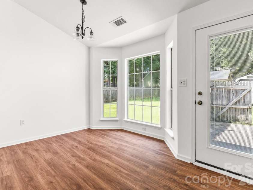 739 Oakbluff Circle, Charlotte, NC 28216.  MLS# CAR4416237, YatesRealty ID 49388. Breakfast room