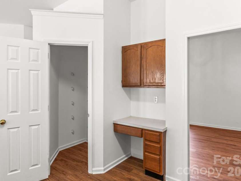 739 Oakbluff Circle, Charlotte, NC 28216.  MLS# CAR4416237, YatesRealty ID 49388. Desk area in kitchen