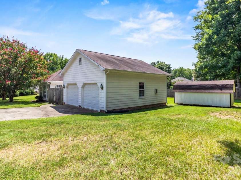 739 Oakbluff Circle, Charlotte, NC 28216.  MLS# CAR4416237, YatesRealty ID 49388. Detached 2-car garage